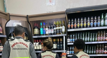 Procon Goiânia autua supermercado por vender bebidas sem preço